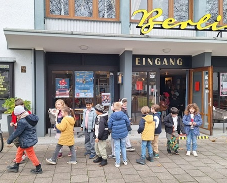 Kinder vor dem Berli-Kino
